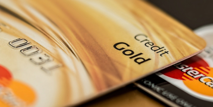 Česká spořitelna svým klientům v sobotu odpoledne chybně účtovala některé platby kartou dvakrát