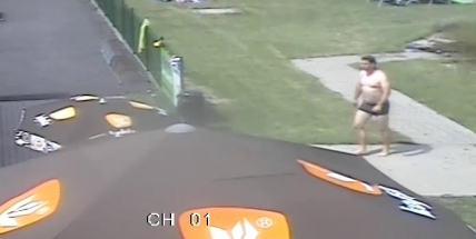 Policisté pátrají po muži, který vytáhl tonoucí holčičku na koupališti v Jincích