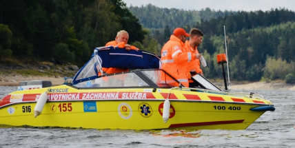 Plavkyni na Slapech srazil vodní skútr. Žena s krvácejícím zraněním skončila v nemocnici
