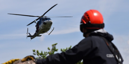 Letečtí záchranáři pražských hasičů dohánějí výcviky záchrany osob v Brdech