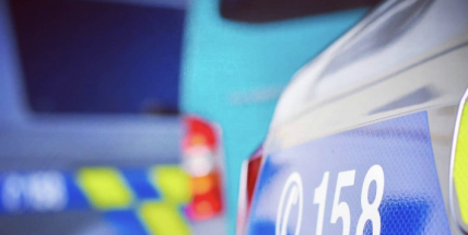 Zfetovaného řidiče pronásledovaly tři policejní hlídky. Jiný, namol opilý, ujížděl od nehody, policie hledá svědky