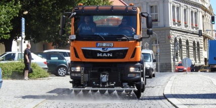 Technické služby bojují s vedry, do ulic vyjel nový kropicí vůz