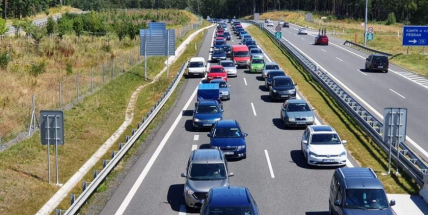 Strakonická opět v problémech. Po střetu dvou aut u hájecké křižovatky kolabuje doprava