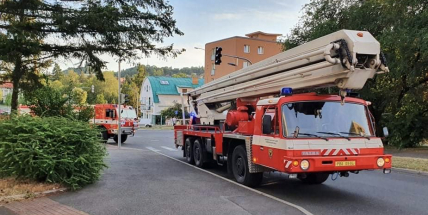 Dvě hasičské jednotky vyjížděly k požáru bytového domu, jednalo se o grilování