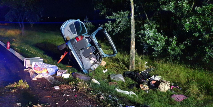 Další omezení na Strakonické, u Chraštic skončilo auto na boku