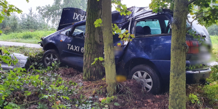 U Lazska narazil taxík do stromu, řidiče odvezli do nemocnice