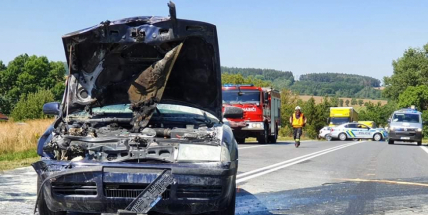 Strakonická silnice byla uzavřena. Po střetu tří aut začalo jedno hořet