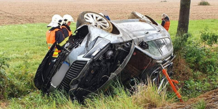 Policisté pátrají po svědcích havárie osobního vozidla u Chraštic