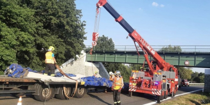 S nákladním vozem se nevešel pod železniční most