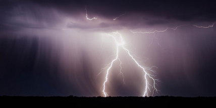 Meteorologové varují: Ženou se bouřky s přívalovými dešti