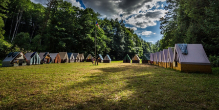 Hygienici otestovali účastníky dobříšského tábora. Drtivá většina se covidem nenakazila