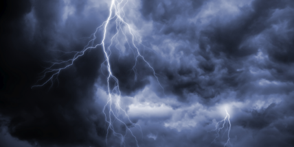 Česko se připravuje na další bouřky, které doprovodí přívalové deště s kroupami