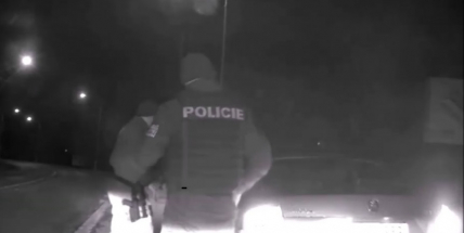 Policisté v pondělí ráno pronásledovali odcizené vozidlo, posádka byla zfetovaná. Do akce byl zapojen i vrtulník