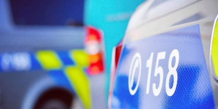 Zlomil násadu od koštěte a ohrožoval ostrahu