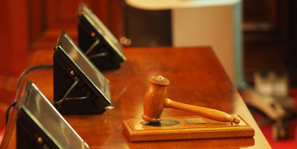 Rodině v pomalejším autě rozbil na dálnici D4 okno, dostal za agresivní jízdu šestiletý trest