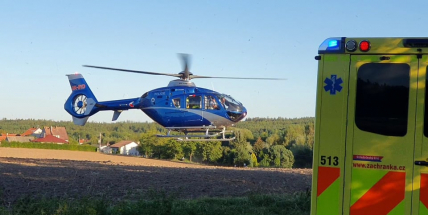 Na Příbramsku spadl parašutista do rybníka, na místo spěchal vrtulník