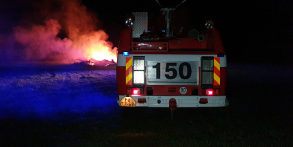 Hasiči likvidují požár odpadu ve Vysoké Peci, hrozí rozšíření ohně na okolní pole