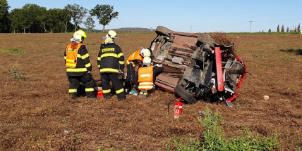 Auto po nárazu vylétlo ze silnice a přetočilo se přes střechu. Řidič skončil v nemocnici
