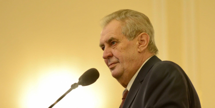 Zeman odmítl použít hůlku, skončil v nemocnici se zlomeninou ruky