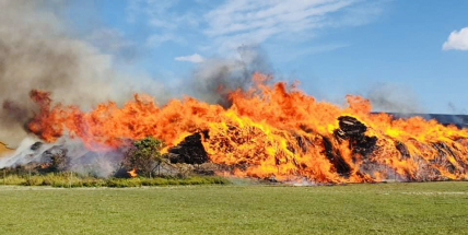 V Rožmitále hoří uskladněná štěpka, hasiči vyhlásili čtvrtý stupeň poplachu. Hrozí rozšíření ohně na výrobní haly