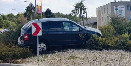 Senior přehlédl kruhový objezd a skončil na ostrůvku