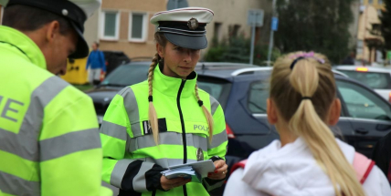 Zebra se za tebe nerozhlédne. Policisté připomínají dětem, jak správně přecházet