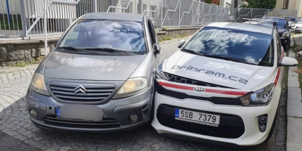 Zaparkované auto se samo rozjelo a nabouralo jiný vůz, senior neměl platný řidičák ani potvrzení od lékaře