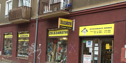 Ženu včera prý napadl prodavač, hledají se svědci