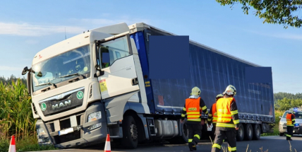 Hasiči vyprošťují havarovaný kamion u Hudčic, hrozilo jeho zřícení