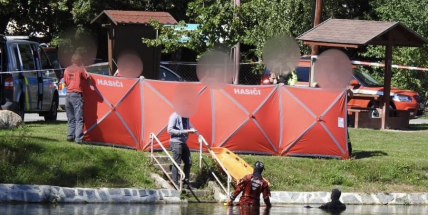 V Rožmitále byl nalezen utonulý muž, policisté okolí rybníka opáskovali