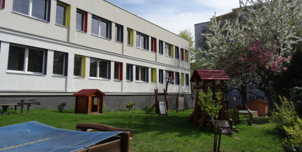 Kantorka příbramské mateřské školy má koronavirus, děti skončily v karanténě