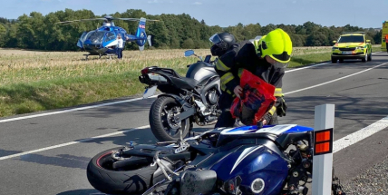 Po střetu dvou motocyklů přistál u Věšína vrtulník