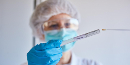 Vzorek slin na covid test by si lidé mohli odebírat i sami doma