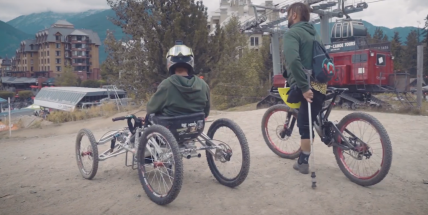 Projeli na „kole“ trasy největšího bikeparku na světě. Jeden je bez nohy a druhý na vozíku
