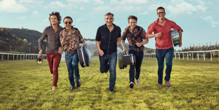 Drn Drn, svým velkým malotraktorem už se do Příbrami řítí MIG 21