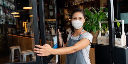 Vláda zřejmě omezí otevírací dobu restaurací a barů. Ředitelům škol doporučuje nechat děti tento pátek doma
