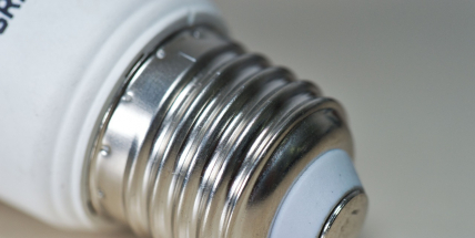 Elektřina zlevní. ČEZ sníží cenu pro domácnosti o zhruba devět procent, lidé ušetří několik stovek korun