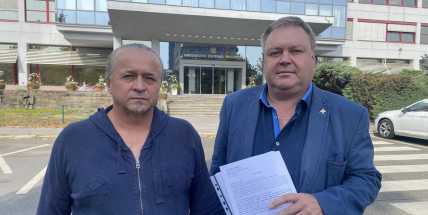 Odpůrci těžby uranových hald na Příbramsku předali MŽP petici. Plánujeme další protestní akce, řekl Kareš