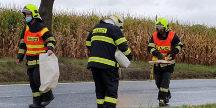 Hasiči řeší únik nafty na silnici mezi Příbramí a Rožmitálem