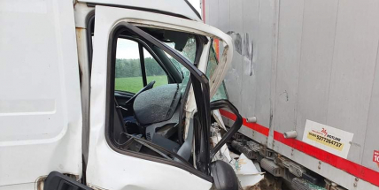 Řidič dodávky na Strakonické nedobrzdil a čelně havaroval do nákladního vozidla