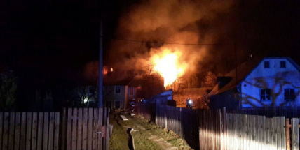 V Žežicích v noci hořelo, na místě bylo 6 hasičských jednotek