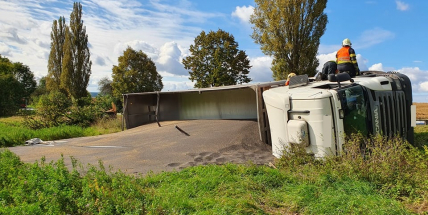 Převrhl náklaďák u Zalužan na bok, v poli skončilo několik tun řepky