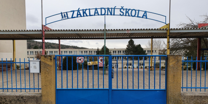 Vláda plánuje uzavřít všechny školy, pravděpodobně zavede i roušky na některých místech venku