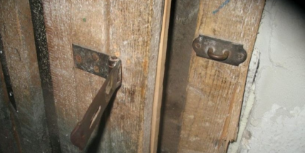 Neotvírejte cizím lidem a řádně zamykejte, zloději číhají za rohem