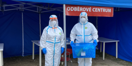 Čtvrtek přinesl další rekord, přibylo 9721 případů covidu
