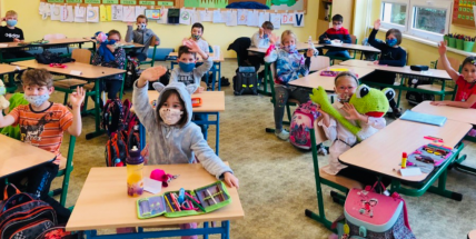 Současné problémy s covidem by nebyly, kdyby se 1. září neotevřely školy, řekl Hamáček