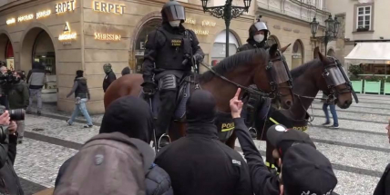 Policie nasadila proti demonstrantům v Praze vodní děla a slzný plyn