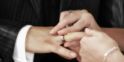 Svatby a pohřby se mohou konat jen s omezeným počtem účastníků