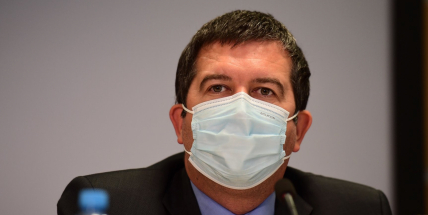 Hamáček má koronavirus