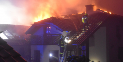 Vyhořelý dům v Orlově prohledává psovod, příčinu vzplanutí šetří i TÚPO